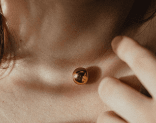 Колье из латуни с фарфором