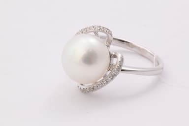 Кольцо из золота с жемчугом