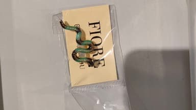 Брошь из бижутерный сплава с ювелирным стеклом