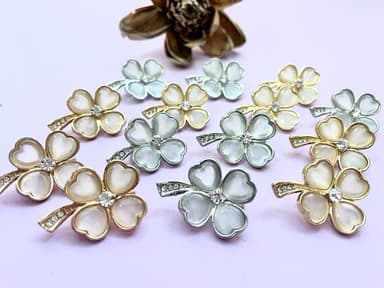 Брошь из бижутерный сплава с прочими вставками