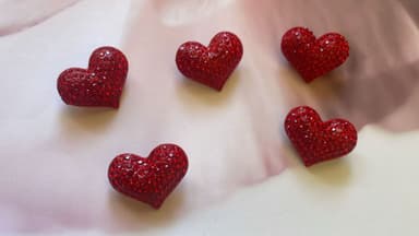 Брошь из бижутерный сплава с ювелирным стеклом